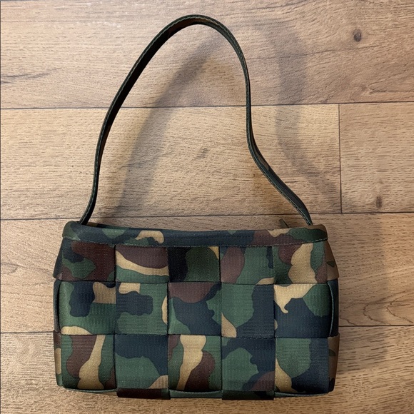 Harveys Seatbelt Bag Handbags - Harvey’s Seatbelt Bag Camouflage Print Shoulder Bag Army Brat Camo Originals Lux